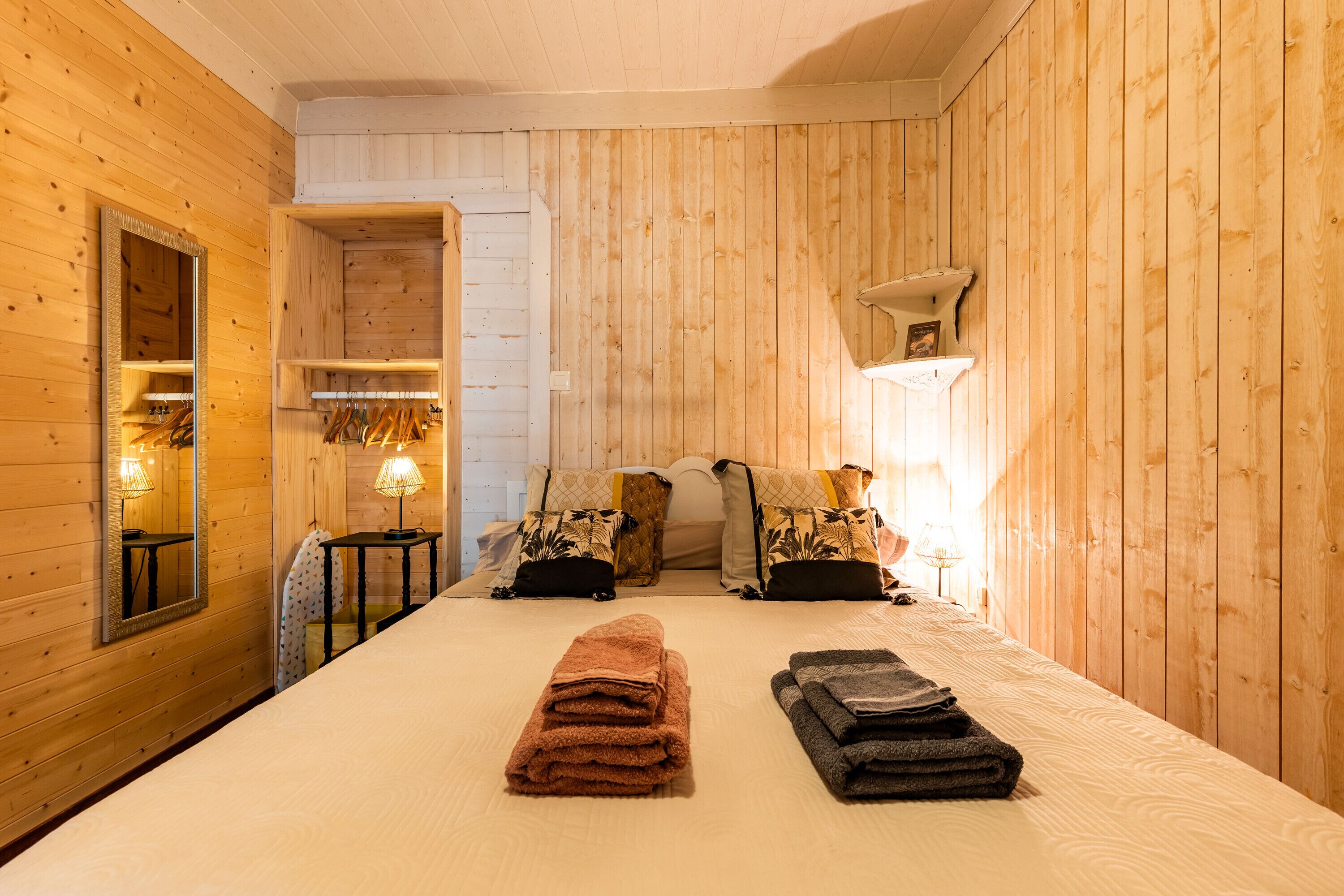 1 slaapkamer, een strijkplank/strijkijzer, gratis wifi, beddengoed