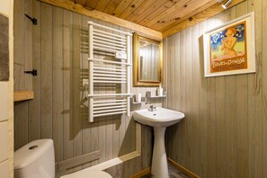 Dusche, kostenlose Toilettenartikel, Haartrockner, Handtücher