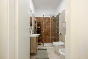 Suihku, hiustenkuivaaja, pyyhkeet