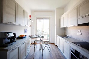 Frigorifero, microonde, forno, piano cottura