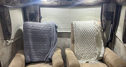 Cozy RV in charming McClure with AC, WiFi. Happy travels