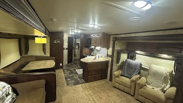 Smart TV, videojuegos, reproductor de DVD y estéreo