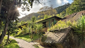 Superior-Chalet, Balkon, Gartenblick | Blick auf den Garten