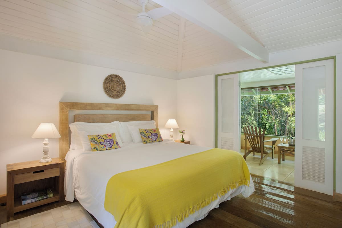 Traditional Chalet, Patio | Hypo-allergenic bedding, blackout drapes, free WiFi, bed sheets