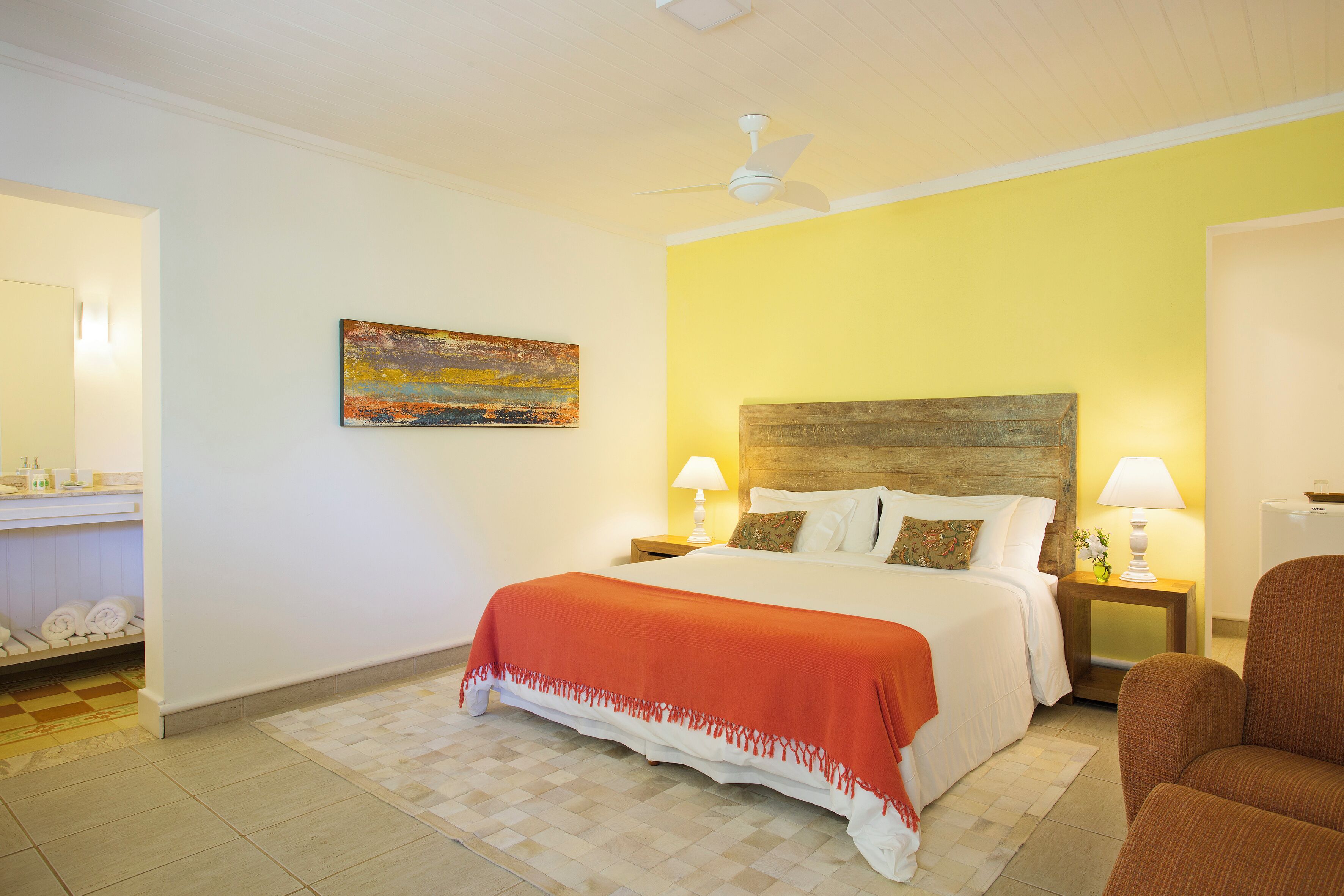 Comfort Chalet, Patio | Hypo-allergenic bedding, blackout drapes, free WiFi, bed sheets