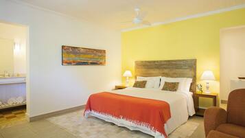 Comfort Chalet, Patio | Hypo-allergenic bedding, blackout drapes, free WiFi, bed sheets