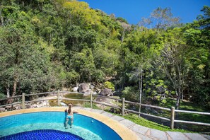 5 piscines extérieures, chaises longues