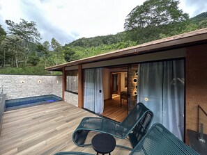 Hypo-allergenic bedding, blackout drapes, free WiFi, bed sheets