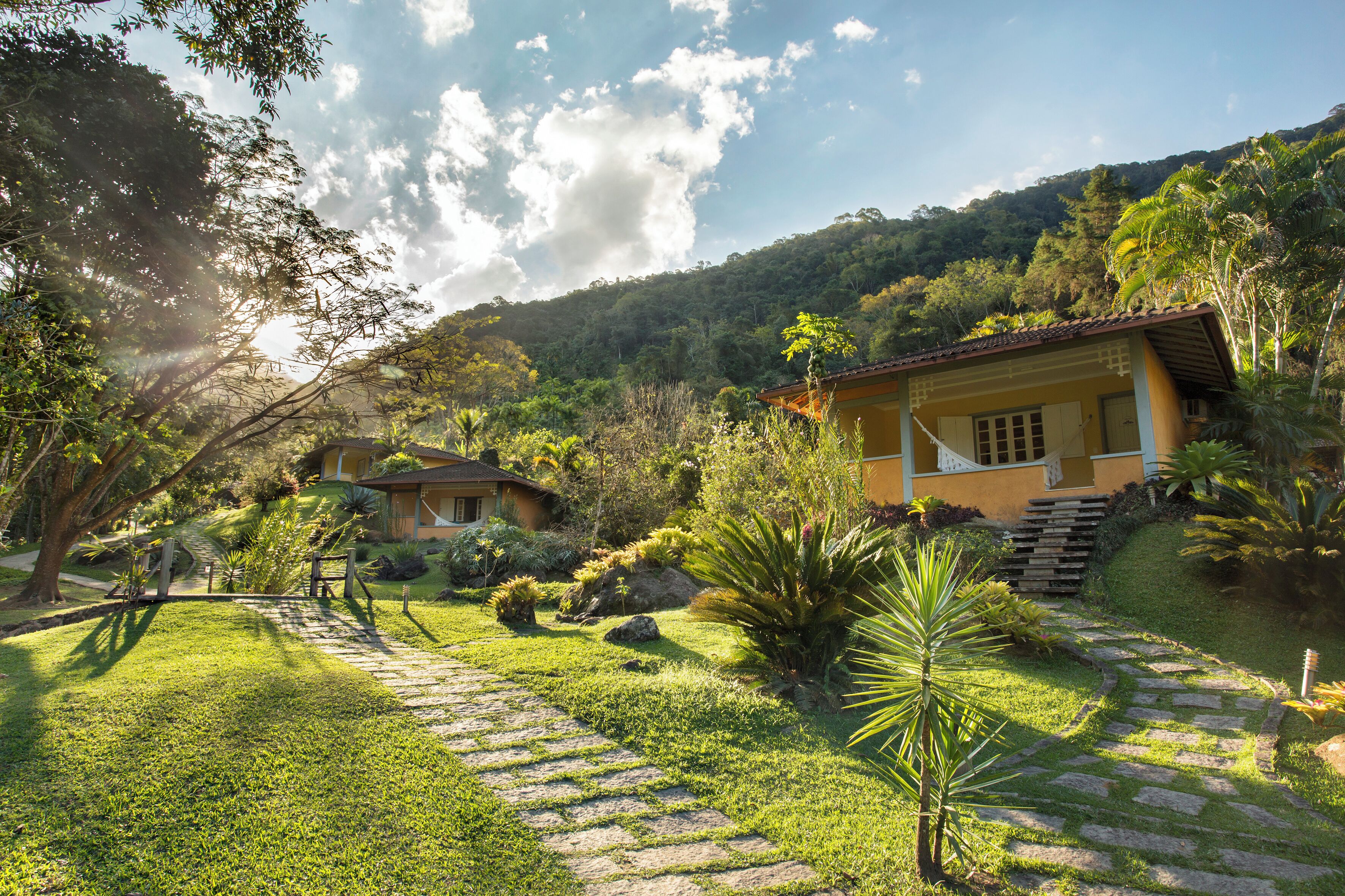 Hypo-allergenic bedding, blackout drapes, free WiFi, bed sheets