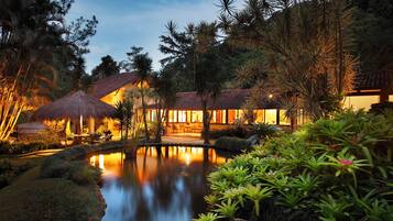 Fachada da propriedade à noite