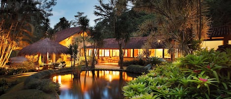 Façade de lâhĂ©bergement â soirĂ©e/nuit