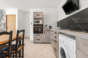 Refrigerador, microondas, horno, placa de cocina