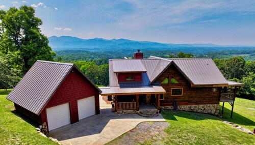 The Den at Bear Roots Tree Farm - 4-bedroom cabin with AC, WiFi in Mars Hill