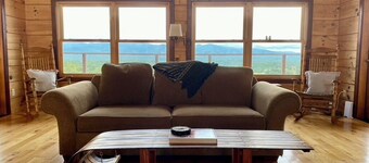 The Den at Bear Roots Tree Farm - 4-bedroom cabin with AC, WiFi in Mars Hill