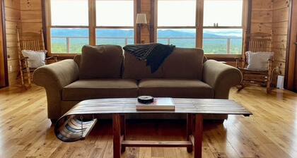 The Den at Bear Roots Tree Farm - 4-bedroom cabin with AC, WiFi in Mars Hill