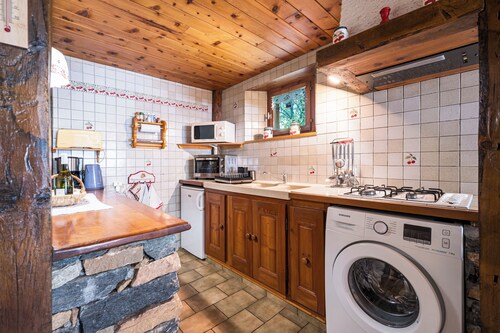 Apartment 'Montagnard Savoyard' with Mountain View, Private Terrace and Wi-Fi