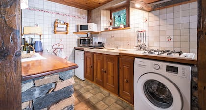 Appartement "Montagnard Savoyard" avec vue sur les montagnes, terrasse privée et Wi-Fi