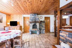 Dining - Apartment 'Montagnard Savoyard' with Mountain View, Private Terrace and Wi-Fi (BRAMANS)