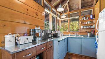 Cabin, Patio, Mountain View | Private kitchen | Electric kettle, toaster