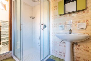 Shower, hair dryer, towels - Apartment 'Villanova' with Mountain View and Private Garden (Villanova Strisaili)