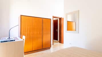 3 habitaciones, tabla de planchar con plancha y ropa de cama