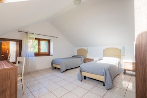 3 habitaciones, tabla de planchar con plancha y ropa de cama 