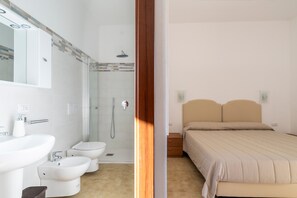 Regadera, secadora de cabello, toallas 