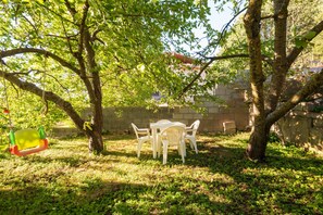 Outdoor dining - Apartment 'Villanova' with Mountain View and Private Garden (Villanova Strisaili)