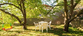 Appartement 'Villanova' avec vue sur les montagnes et jardin privé