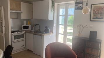 Jääkaappi, mikroaaltouuni, uuni, liesi