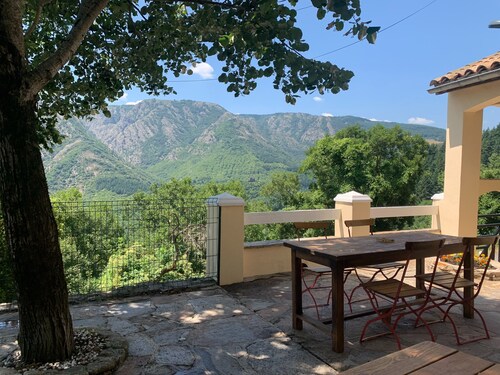 Holiday Home 'La Reguergue' with Mountain View, Private Terrace and Wi-Fi