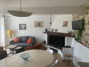 TV, fireplace