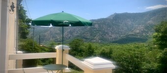 Casa de vacaciones 'La Reguergue' con vistas a la montaña, terraza privada y Wi-Fi