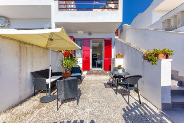 Outdoor dining - Holiday Home 'Emilia' with Sea View, Wi-Fi and Air Conditioning (Marina di Andrano)