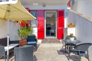 Outdoor dining - Holiday Home 'Emilia' with Sea View, Wi-Fi and Air Conditioning (Marina di Andrano)