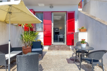 Outdoor dining. Holiday Home 'Emilia' with Sea View, Wi-Fi and Air Conditioning