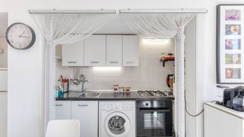 Frigorifero, microonde, forno, piano cottura