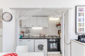 Fridge, microwave, oven, stovetop - Holiday Home 'Emilia' with Sea View, Wi-Fi and Air Conditioning (Marina di Andrano)