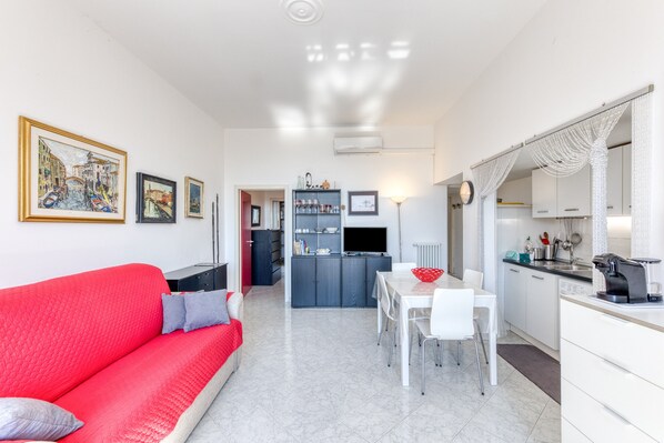 TV - Holiday Home 'Emilia' with Sea View, Wi-Fi and Air Conditioning (Marina di Andrano)