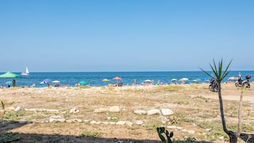 Una spiaggia nelle vicinanze