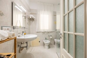 Bruser, hårtørrer, håndklæder