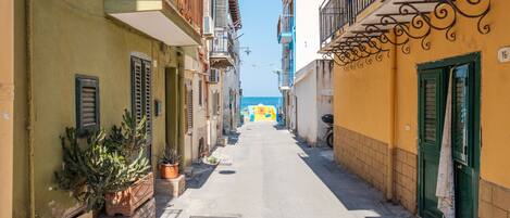 المنطقة المحيطة بالمنشأة