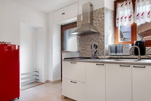 Réfrigérateur, micro-ondes, plaque de cuisson, cafetière/bouilloire