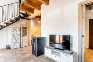 Unclassified image, 5 of 21, button