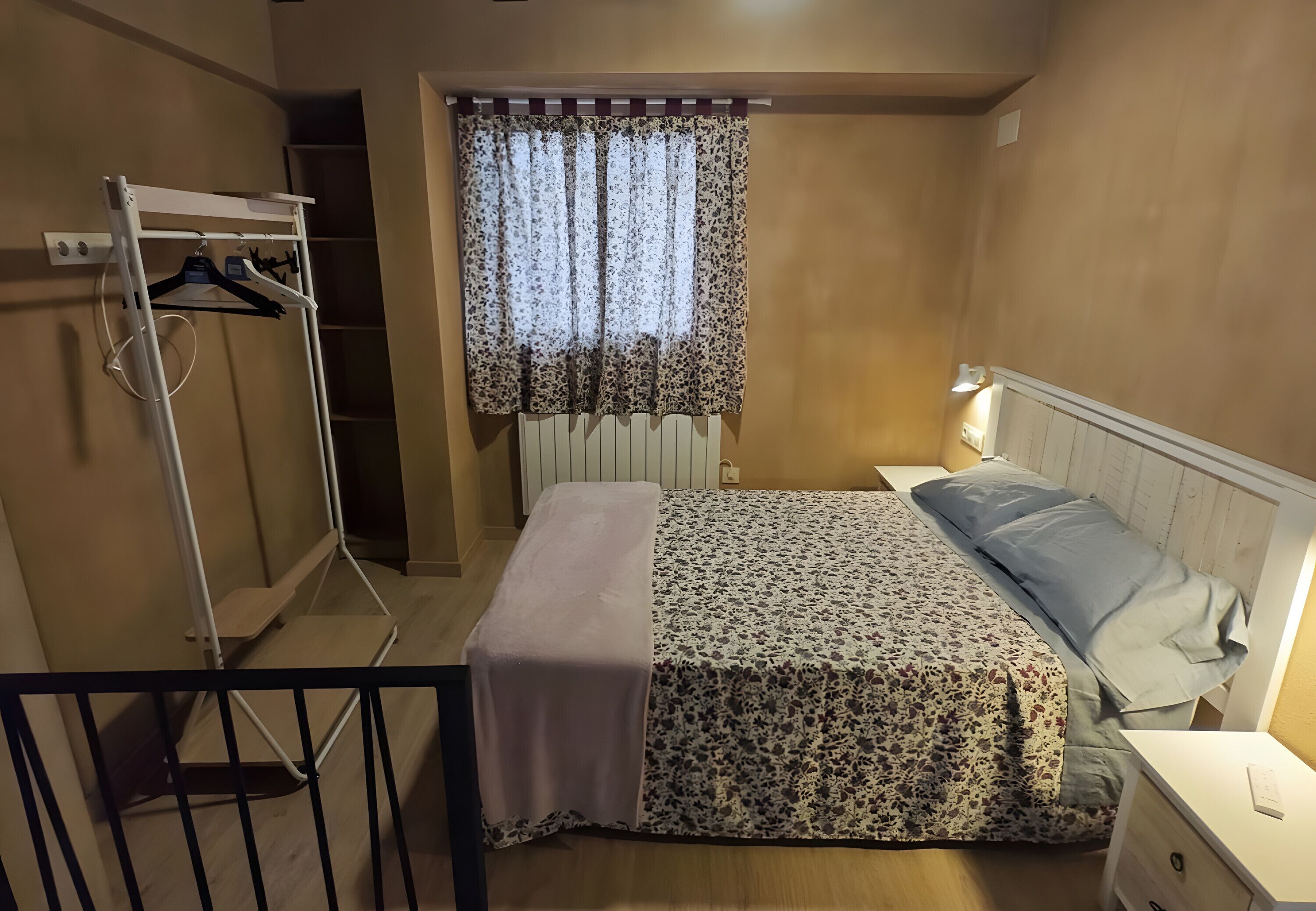 1 slaapkamer, een strijkplank/strijkijzer, gratis wifi, beddengoed