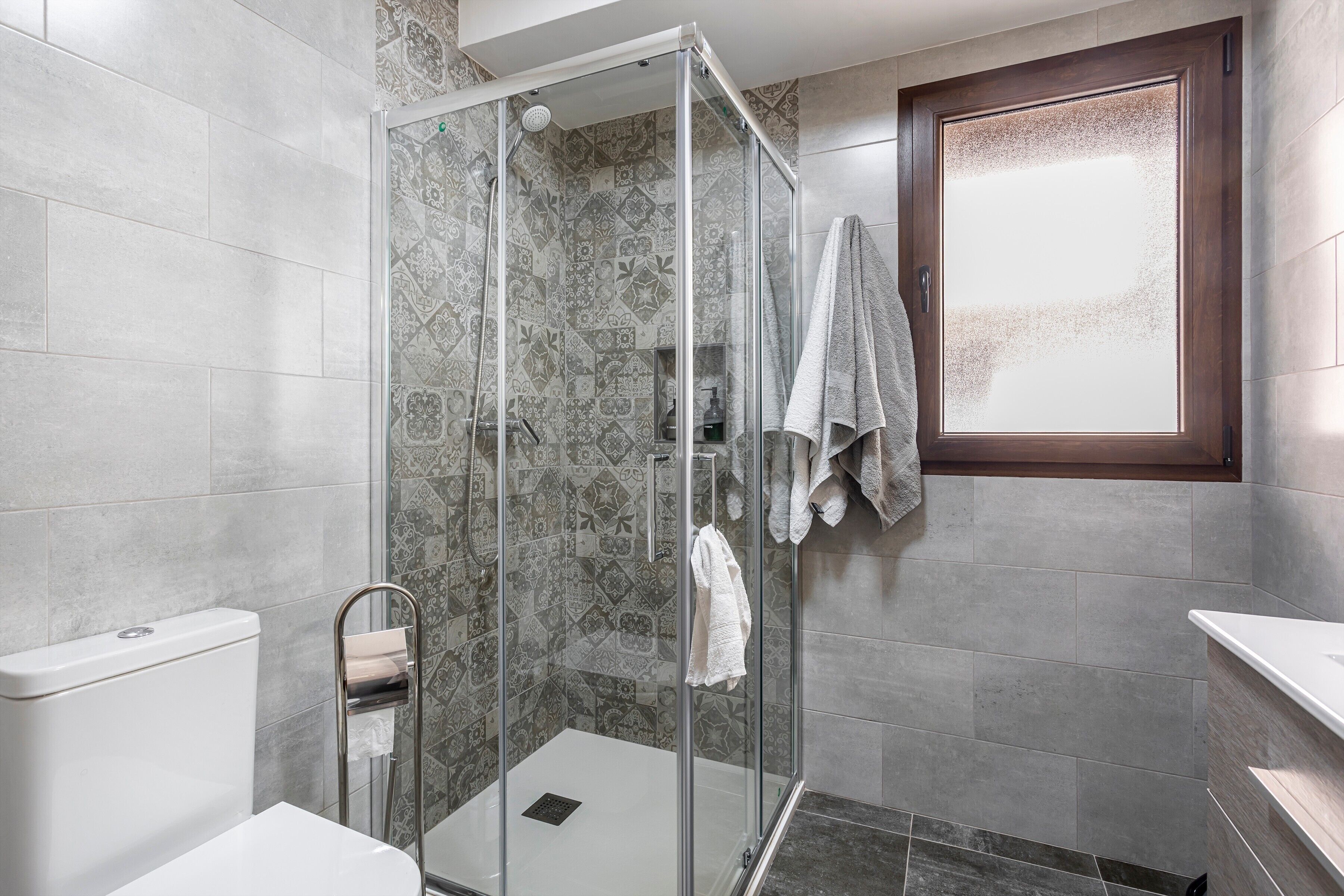 Een douche, handdoeken