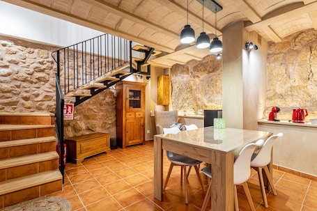Dining. Studio 'La Bodega' with Wi-Fi