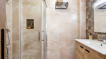 Een douche, handdoeken