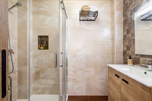 Shower, towels - Studio 'La Bodega' with Wi-Fi (Ademuz)