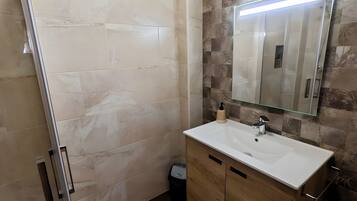 Douche, serviettes fournies